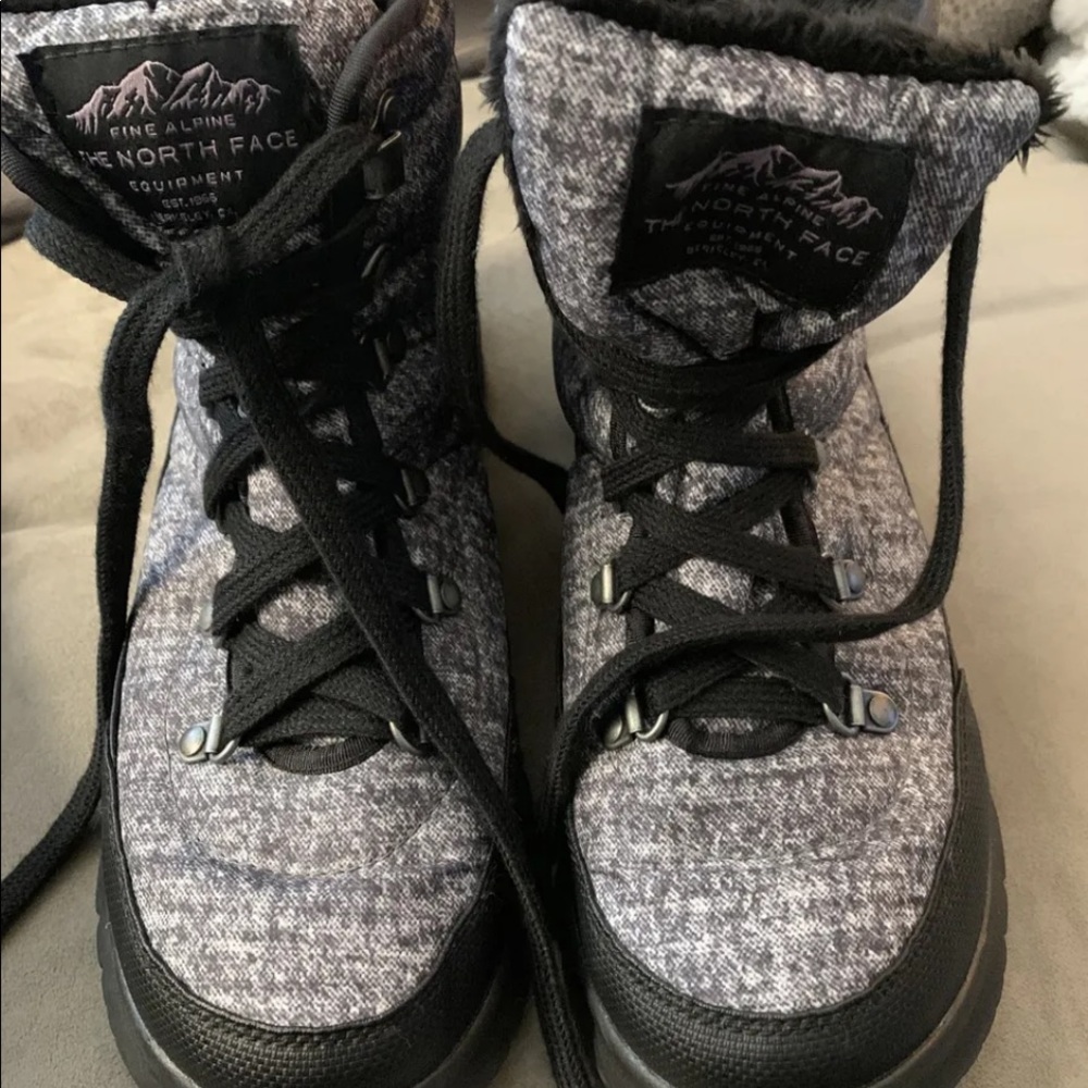 North face snow boots preowned size a black and white